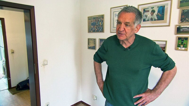 Eike Immel gehört jahrelang zur deutschen Fußball-Nationalmannschaft. Er war ganz oben, bevor er ganz tief abrutschte. Ein verschwenderischer Lifestyle und Fehlinvestitionen bringen ihn um sein gesamtes Vermögen. Nun lebt er am Existenzminimum. – Bild: RTLZWEI