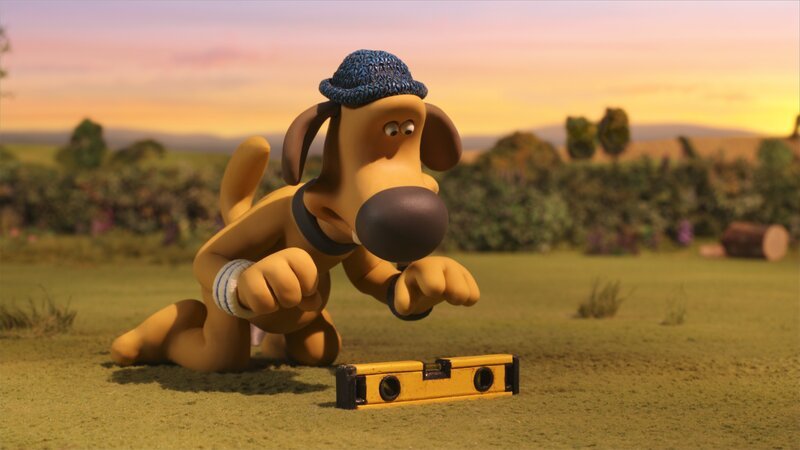 Bitzer kontrolliert den Boden genau, denn das Zelt soll perfekt stehen. – Bild: WDR/​Aardman Animation Ltd.