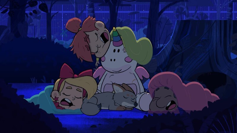 Nach einer aufregenden Nacht im Dschungel fallen Kinder und Tiere eng aneinander gekuschelt in den Schlaf. Nur Maevas Plüschtier hält die Augen offen. – Bild: ZDF und Watch Next Media