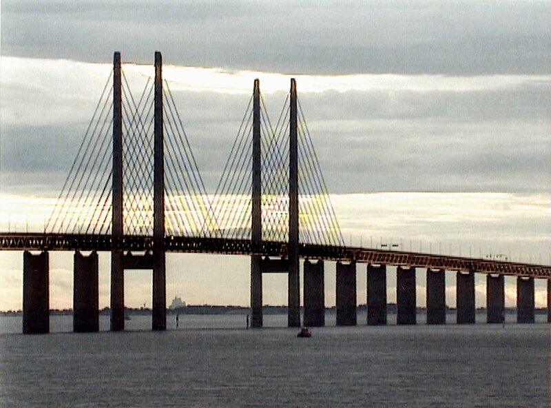 Eine hochmoderne Brückenkonstruktion ist die im Juli 2000 eröffnete Öresundbrücke. Die „Brücke aller Brücken“ verbindet Schweden mit dem europäischen Festland. – Bild: SWR
