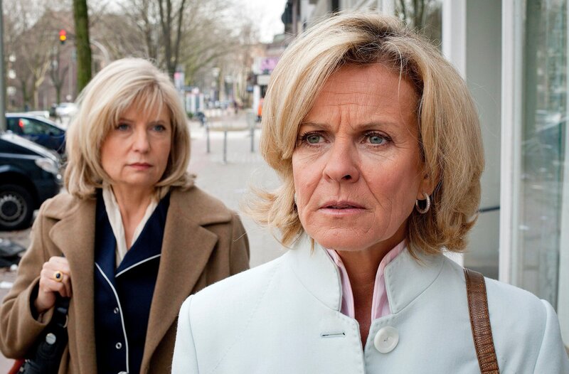 Magda Grewe (Andrea l’Arronge, r.) entwickelt sich zu einer gefährlichen Stalkerin und Isa von Brede (Sabine Postel, l.) gerät in Gefahr. – Bild: ARD/​Georges Pauly