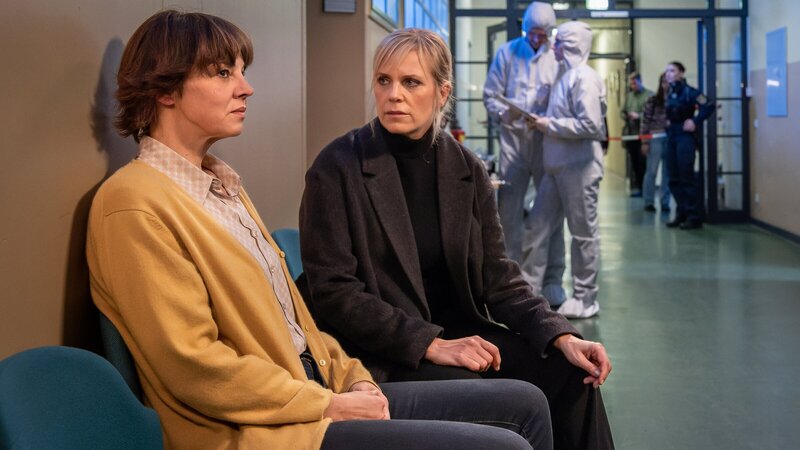 Kathrin Schwake (Doreen Fietz, l.) sitzt mit Ina Zimmermann (Melanie Marschke, 2.v.l.) in der Schule auf dem Gang. Das Geschehene macht ihr sichtlich zu schaffen. – Bild: Uwe Frauendorf