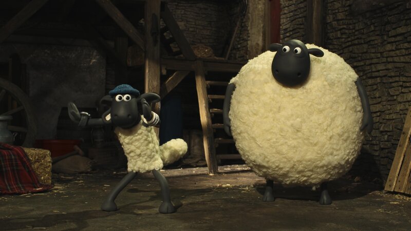 Die Schafe feiern den Geburtstag des Farmers und kosten von seiner Torte. – Bild: WDR/​2025 Aardman Animation Ltd.