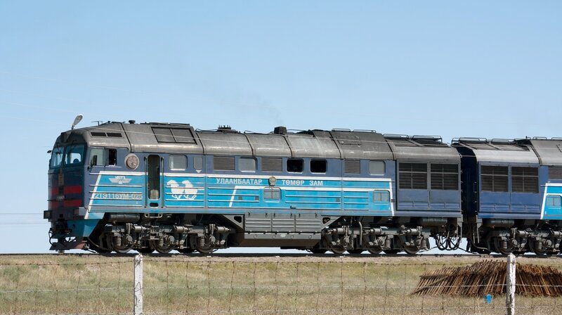 Güterzug in der mongolischen Steppe. – Bild: SWR