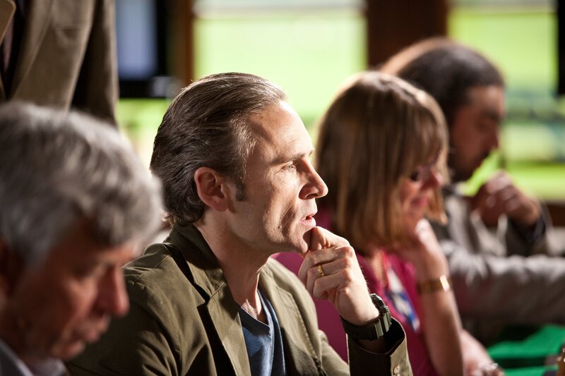 Alan Robson (Cal Macaninch, l.) ist bei der Schachmeisterschaft nicht bei der Sache. Er muss an seinen spurlos verschwundenen Sohn denken. – Bild: ZDF/​Mark Bourdillon