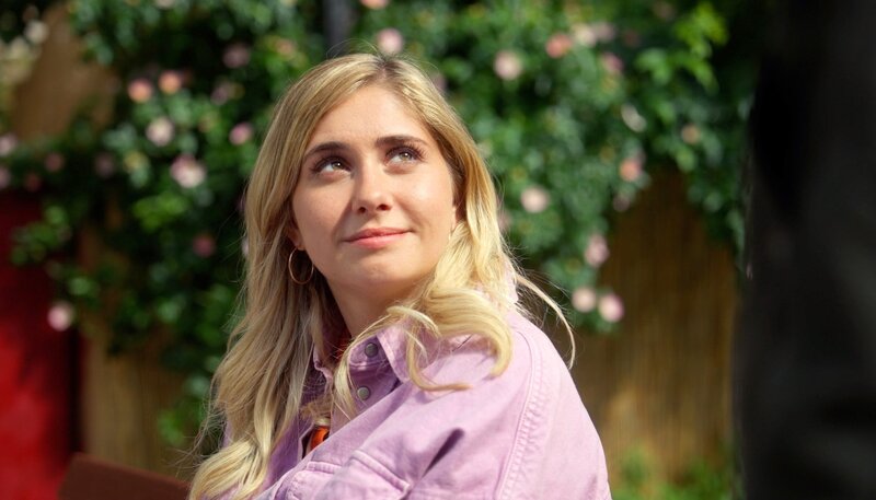 Nach einer verpatzten Abschiedsparty und einem Missverständnis können Toni (Sarah Buchholzer m.) und Noah (Jan Liem) sich innig voneinander verabschieden, bevor Noah in den Zug Richtung Berlin steigt. – Bild: NDR