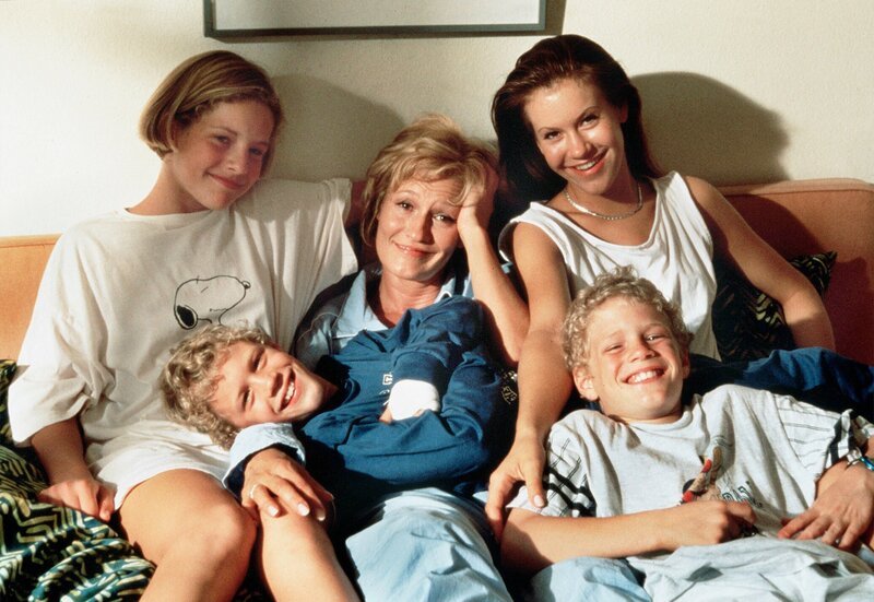 Die alleinerziehende Journalistin Julia Schiller (Suzanne von Borsody, Mitte) gerät durch ihre aufgeweckten Kinder Anna (Friederike Grasshoff, li.), Lena (Wolke Hegenbarth, re.), Anton und Philipp (Marco und Nico Hellenthal) in eine abenteuerliche Detektivgeschichte. – Bild: ARD/Degeto Die alleinerziehende Journalistin Julia Schiller (Suzanne von Borsody, Mitte) gerät durch ihre aufgeweckten Kinder Anna (Friederike Grasshoff, li.), Lena (Wolke Hegenbarth, re.), Anton und Philipp (Marco und Nico Hellenthal) in eine abenteuerliche Detektivgeschichte. – Bild: ARD/Degeto