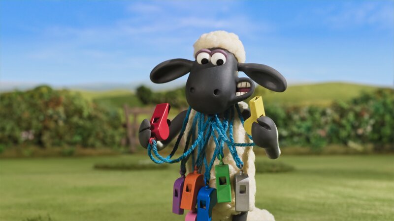 Shaun staunt nicht schlecht, als die Schafe auf die Pfeifen und Signale reagieren. – Bild: WDR/​Aardman Animation Ltd./​KiKA