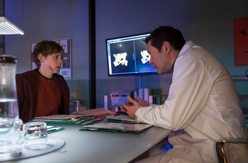 Dr. Ina Schulte (Isabell Gerschke) und Dr. Philipp Brentano (Thomas Koch) haben gerade erfahren, dass Sarah Marquardt und Philipps Frau Arzu mit einer Hochschwangeren im Fahrstuhl stecken geblieben sind. – Bild: MDR/​Saxonia Media/​Rudolf Wernicke