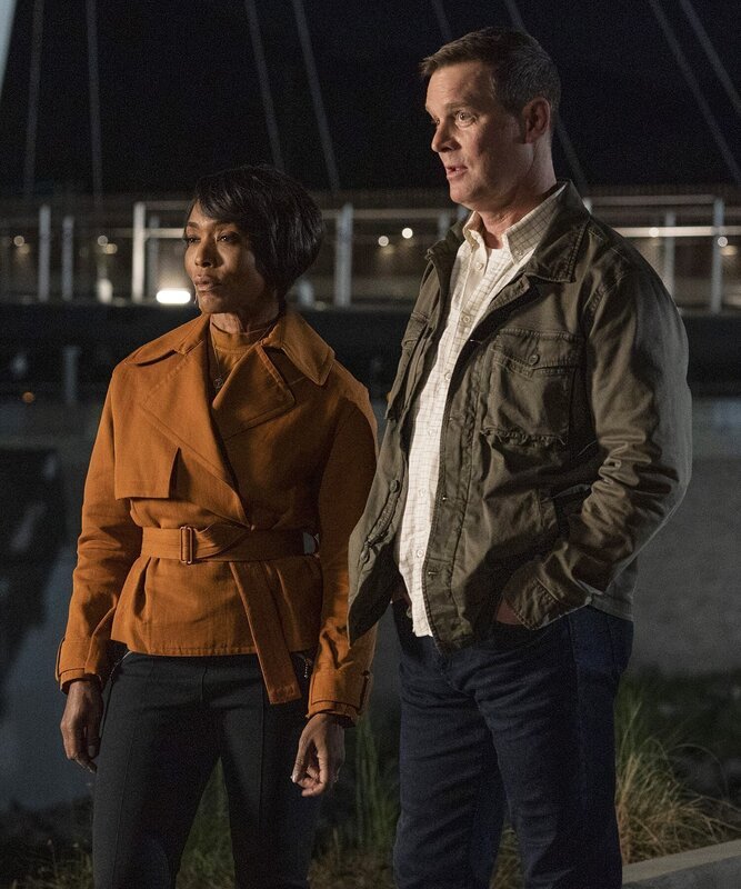 Bobby Nash (Peter Krause) und Henrietta ‚Hen‘ Wilson (Aisha Hinds) – Bild: Fox Media LLC /​ Jack Zeman