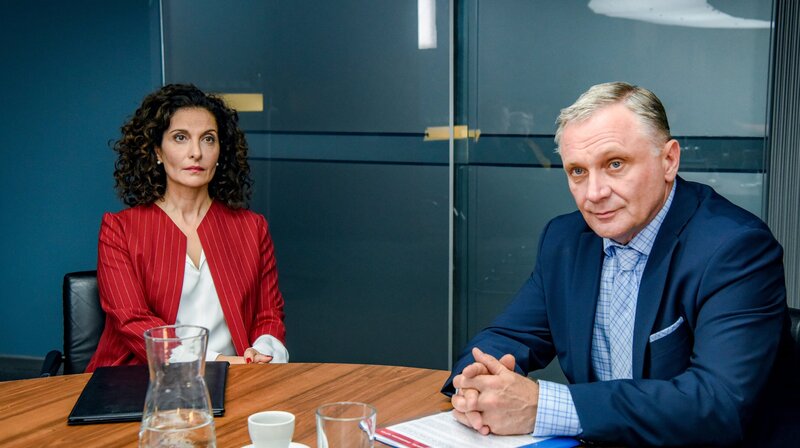 Tilia Konstantin (Proschat Madani), Hilmar Graumann (Bernhard Schir). – Bild: WDR/​ORF
