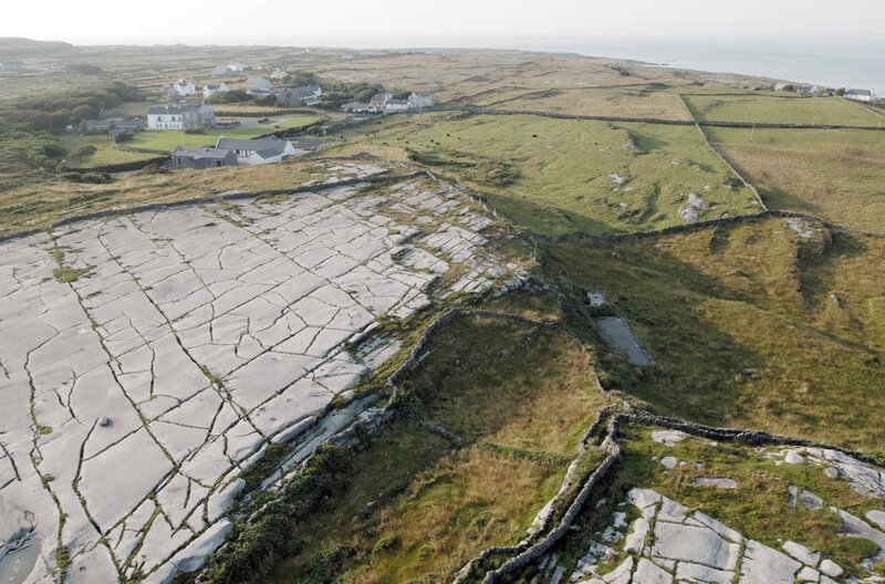 Vor 2,6 Millionen Jahren waren die zukünftigen Aran-Inseln von Gletschermassen bedeckt, die glattgeschliffene Kalksteinebenen entstehen ließen. – Bild: Bonne Pioche Télévision
