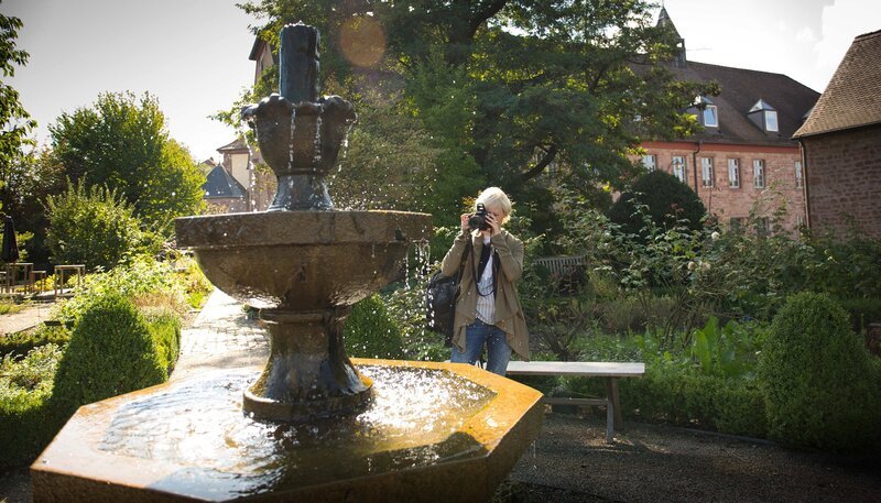 Anna Lena Dörr im Kloster Hornbach. – Bild: SWR/​Thomas Keck
