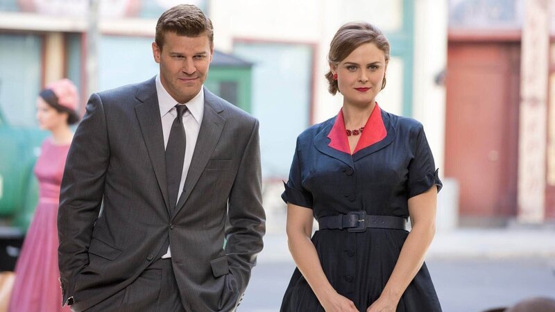 Zeitreise in die 50er Jahre: In ihrem Spielfilm „Bones“ schlägt Temperance Brennan (Emily Deschanel) dem vielgesuchten Juwelendieb Seeley Booth (David Boreanaz) einen Deal vor: Er hilft ihr, den wahren Mörder von Eva Braga zu fassen, und sie hilft ihm, seine Unschuld zu beweisen. – Bild: TVNOW /​ FOX