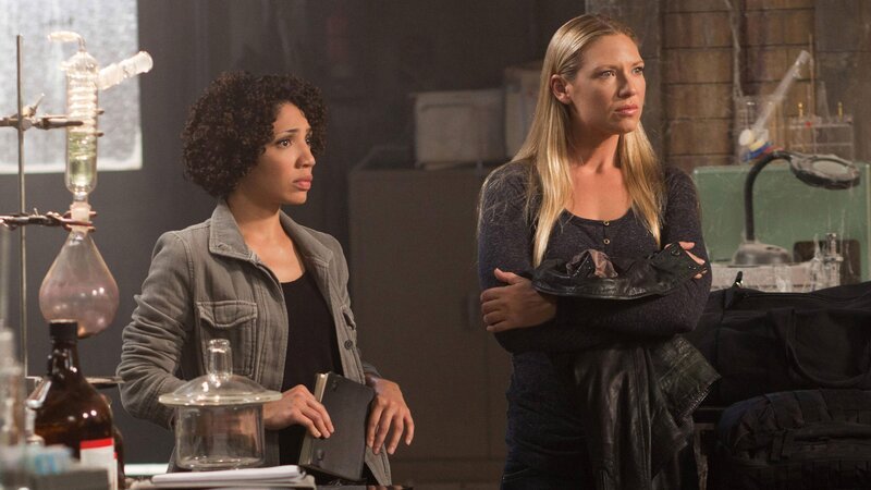 L-R: Astrid Farnsworth (Jasika Nicole), FBI-Agentin Olivia Warren (Anna Torv) – Bild: MAX Hungary