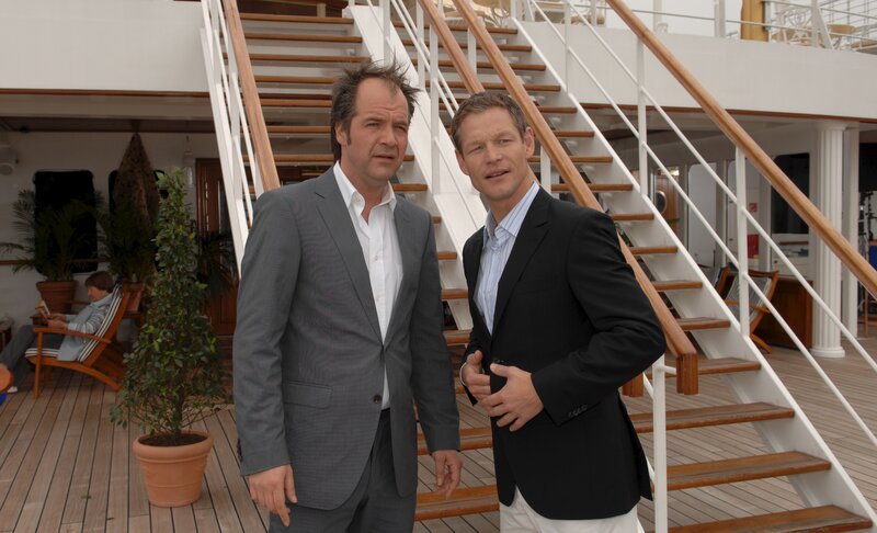 Nico (Marek Erhardt, l.) ist überrascht, seinen Freund Ulf (Steffen Wink, r.) an Bord zu treffen. – Bild: ZDF/​Dirk Bartling