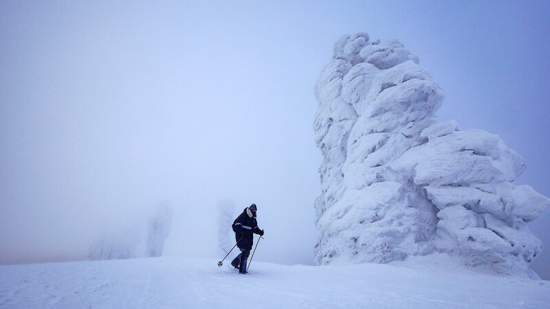 Im Winter pfeift ein eisiger Wind um die Felsen von Manpupunjor im Ural. Colin Devey findet Schutz im Windschatten der gigantischen Säulen. – Bild: ZDF/​Mona Haffner