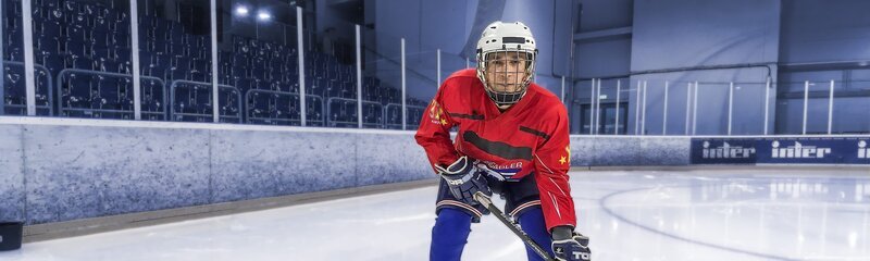 Eishockey: ‚PUR+‘-Moderator Eric Mayer macht den Bodycheck und jagt dem Puck hinterher. – Bild: ZDF/​ZDF Grafik /​ KiKA