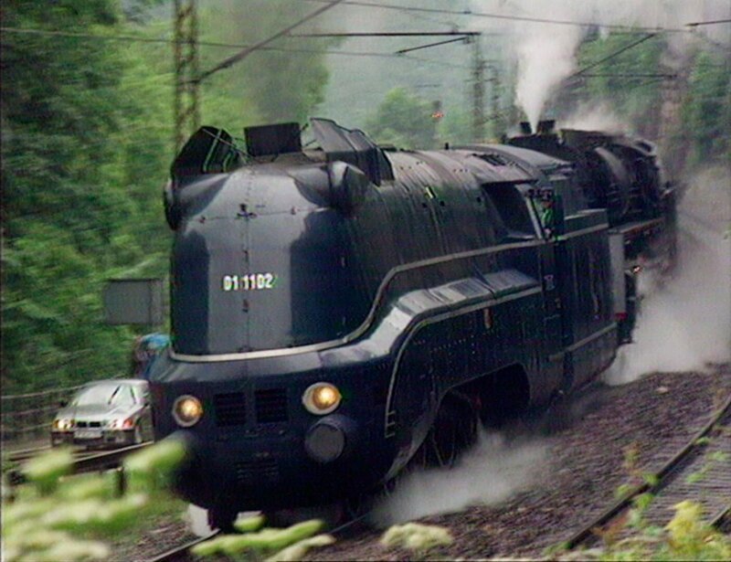 Die frisch restaurierte Stromlinienlok 01 1102 transportiert einen Sonderzug über die Geißlinger Steige. – Bild: SWR