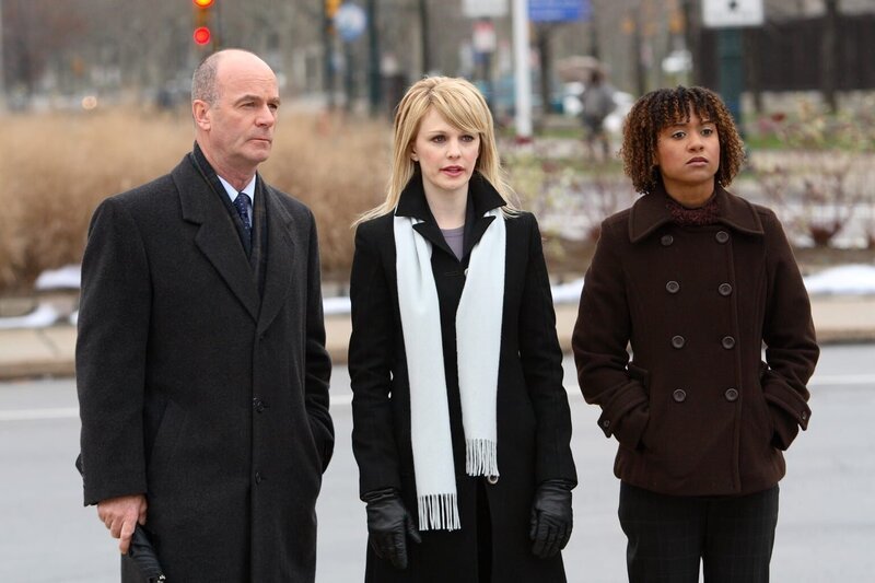 Barbara Lakey ist adoptiert. Nach dem Tod ihrer Pflegemutter findet sie heraus, dass ihre leibliche Mutter nach ihrer Geburt ermordet wurde. Lilly Rush (Kathryn Morris, M.), Kat Miller (Tracie Thoms, r.) und John Stillman (John Finn, l.) nehmen den Fall noch einmal auf, um ihn zu lösen. – Bild: Warner Bros. Television