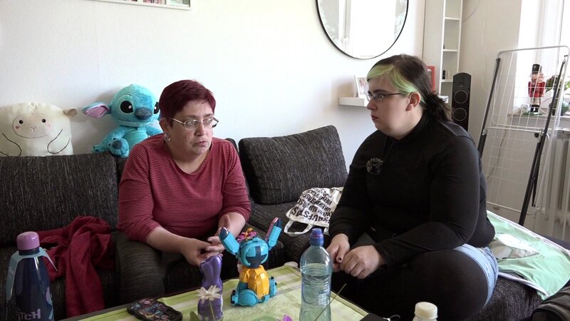 Jana (re.) ist die ganze Nacht durch mit dem Zug zu ihrer Schwester Sabrina nach Bad Berleburg gefahren. Die beiden Frauen haben sich drei Monate nicht gesehen und genießen jede freie Minute, die sie zusammen verbringen können – Bild: RTLZWEI, UFA SHOW & FACTUAL