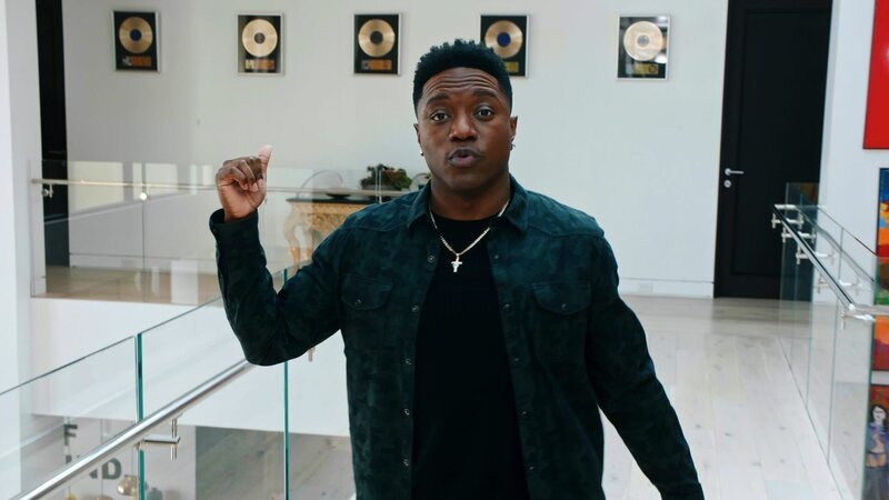 Thorsen (Tru Valentino) erhofft sich durch die Serie über seine Vergangenheit, seinen Ruf wieder herzustellen. Doch als während des Drehs eine Leiche gefunden wird, droht das komplette Gegenteil einzutreten. – Bild: ZDF und American Broadcasting Companies, Inc.