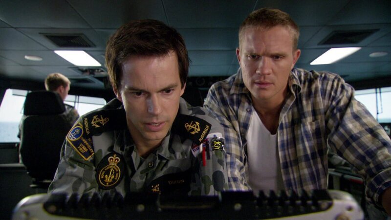 Kristian Schmid als Able Seaman Robert J. ‚RO‘ Dixon (l.) – Bild: AXN Black