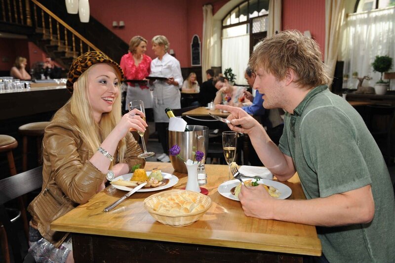 Julian (Bo Hansen, r.) weiß eine Lösung für Barbis (Anna Juliana Kletzmayr, l.) Probleme. – Bild: SAT.1
