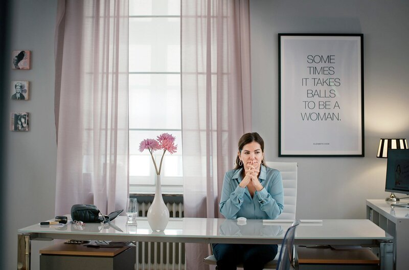 Warum werden die Wechseljahre häufig tabuisiert? Warum werden Frauen älter und Männer reifer? Schuld sind vor allem patriarchalische Rollenbilder, meint Gynäkologin und Autorin Sheila de Liz. – Bild: Björn Schneider/​Spiegel TV