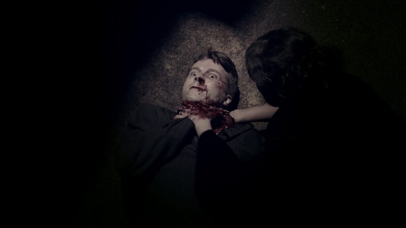 Ediths Liebhaber Freddy tötet ihren Ehemann Percy. Die Polizei verhaftet Edith und Freddy. – Bild: ZDF und Edward Cotteriell, Anthony Dias