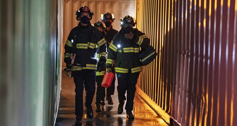 Bobby Nash (Peter Krause, l.); Henrietta „Hen“ Wilson (Aisha Hinds, r.) – Bild: Fox Media LLC / Jack Zeman Lizenzbild frei Bobby Nash (Peter Krause, l.); Henrietta „Hen“ Wilson (Aisha Hinds, r.) – Bild: Fox Media LLC / Jack Zeman Lizenzbild frei