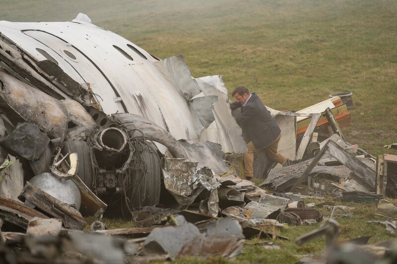 REENACTMENT – William McGrory (played by Benjamin James), a survivor of downed Ansett New Zealand Flight 703, attempts to dislodge wreckage in search of other survivors. – Bild: Cineflix /​ Darren Goldstein