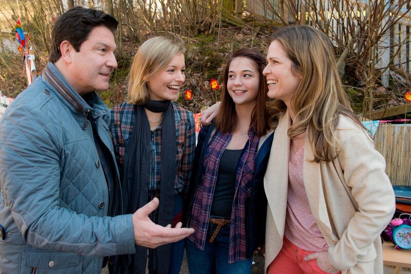 Von links: Dr. Kleist (Francis Fulton-Shmith), Anke (Fabienne Haller), Clara Hofer (Lisa Marie Koroll) und Anna Schöller (Ursula Buschhorn) – Bild: WDR/​ARD/​Christiane Pausch