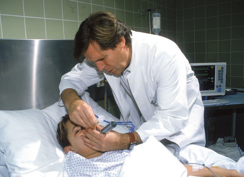 Nils (Simon Beckord, lieg.) Zustand verschlechtert sich. Ein beginnendes Leberausfallkoma bedeutet akute Lebensgefahr. Dr. Frank (Sigmar Solbach) hofft, dass ein Elternteil als Spender eines Leberlappens in Frage kommt … – Bild: Mediengruppe RTL /​ RTLplus