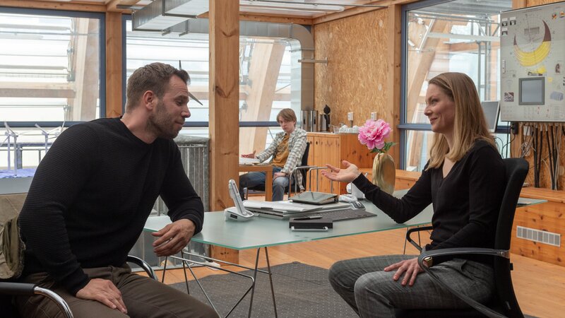 Tobias Kohlmorgen (Laurids Schürmann, M.) beobachtet den Kommissar ganz genau: Lars Pöhlmann (Dominic Boeer, l.) befragt seine Mutter Alexandra Kohlmorgen (Tessa Mittelstaedt, r.). Die gibt sich charmant, doch eins ist klar: Sie profitiert von Christian Wullbrandts Tod. Schließlich hat der Mann einen Baustopp erwirkt, der ihre Windenergie-Firma an den finanziellen Abgrund bringt. Hat Alexandra Kohlmorgen Christian Wullbrandt deswegen umgebracht? – Bild: Marc Meyerbröker /​ ZDF und Marc Meyerbröker