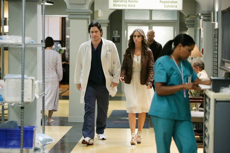 Nachdem Jim (David Conrad, l.) Melinda (Jennifer Love Hewitt, 3.v.l.) von einem seltsamen Vorfall im Krankenhaus erzählt hat, kommt sie auf seine Station. – Bild: ABC Studios