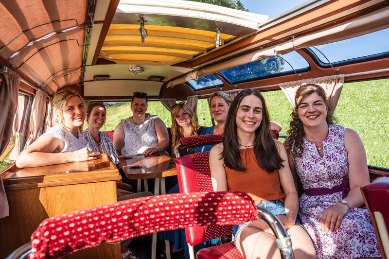 Alle Teilnehmerinnen der 17. Staffel von der „Landfrauenküche“. Von links: Teresa Nitzl, Petra Sollmann, Marina Laqua, Franziska Herzing und Brigitte Hölzler; vorne von links: Stefanie Weig und Veronika Kirchmaier. – Bild: BR/​megaherz gmbh/​Moritz Sonntag