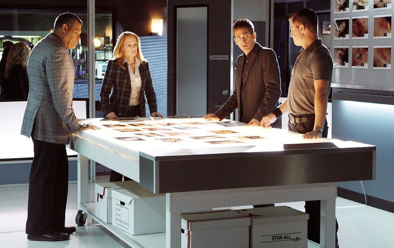 Noch immer tappen (v.l.) Ray Langston (Laurence Fishburne), Catherine (Marg Helgenberger), Greg (Eric Szmanda) und Nick (George Eads) bei ihrer Suche nach Madeline Briggs im Dunklen. Haben sie einen Hinweis übersehen? – Bild: RTL