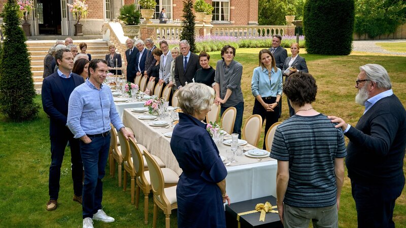 Riekje (Katelijne Damen, vorne l.) und Ludo (Wim Opbrouck, r.) richten eine große Feier zum 18. Geburtstag von Art (Roman Derwig, 2.v.r.) aus. – Bild: ZDF und MarkdeBlok