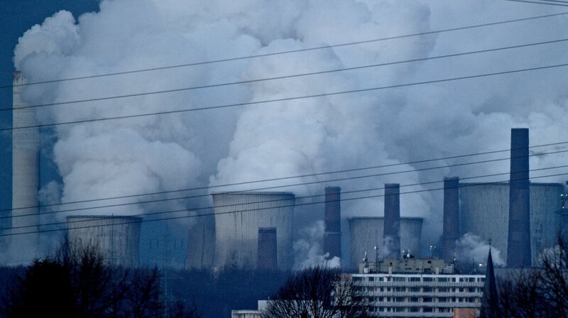 In direkter Nähe des rheinländischen Braunkohletagebaus finden sich fünf Kraftwerke zur Stromerzeugung. – Bild: NDR/​DOCLIGHTS GmbH/​ATARA FILM GmbH