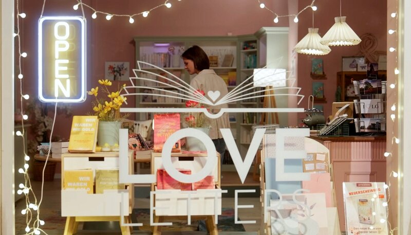 Jess (Juana Nagel m.) sucht händeringend einen Job, um die Pacht stemmen zu können, muss aber schnell feststellen, dass es nicht so einfach ist, etwas Passendes zu finden. – Bild: NDR