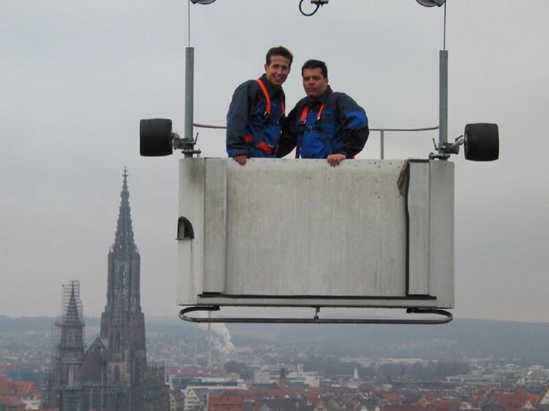 Einsatz hoch über der Stadt: Reporter Willi stellt fest: Wer Fensterputzer sein will, muss schwindelfrei sein, hat dafür aber auch einen traumhaften Ausblick! – Bild: BR/​megaherz