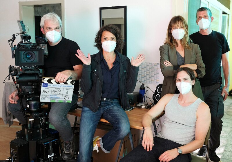 SÜDWESTRUNDFUNK „Der böse König“: Drehstart für Lena-Odenthal-Tatort – Lena Odenthal und Johanna Stern fordert der Mord an einem Kioskbetreiber ein hohes Maß an psychologischer Klarsicht ab. Das Drehbuch zu dem neuesten Einsatz des Ludwigshafener Tatort-Teams des SWR stammt von Martin Eigler, der auch Regie führt. Beim Drehstart für den SWR „Tatort – Der böse König“: Regisseur Martin Eigler (hinten rechts) mit Kameramann Andreas Schäfauer und den Darsteller*innen Ulrike Folkerts, Lisa Bitter und Christopher Schärf (v.l.n.r.). – Bild: SWR/​Benoît Linder /​ SWR Presse/​Bildkommunikation