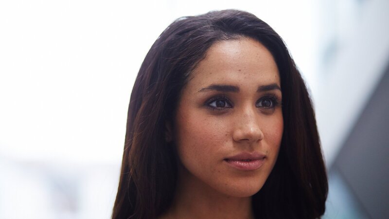 Rachel (Meghan Markle) überlegt, wie sie die Konfliktsituation klären könnte. Mike zum Aufgeben überreden, wie Harvey einfordert, erscheint ihr nicht richtig. – Bild: ZDF und USA Network
