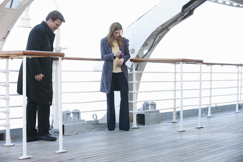 Auf hoher See finden Castle (Nathan Fillion, l.) und Beckett (Stana Katic, r.) endlich klare Worte. Steht nun etwa eine Versöhnung bevor? – Bild: American Broadcasting Companies, Inc. /​ Mitchell Haaseth