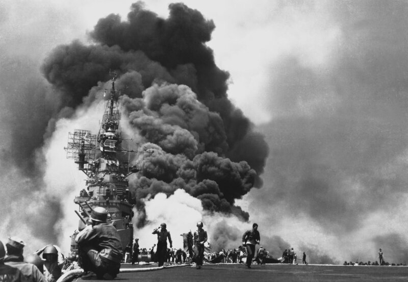 Seit Ende 1944 stürzen sich japanische Piloten bei Kamikaze-Angriffen auf US-amerikanische Kriegsschiffe in den Tod. – Bild: ZDF und National Archives