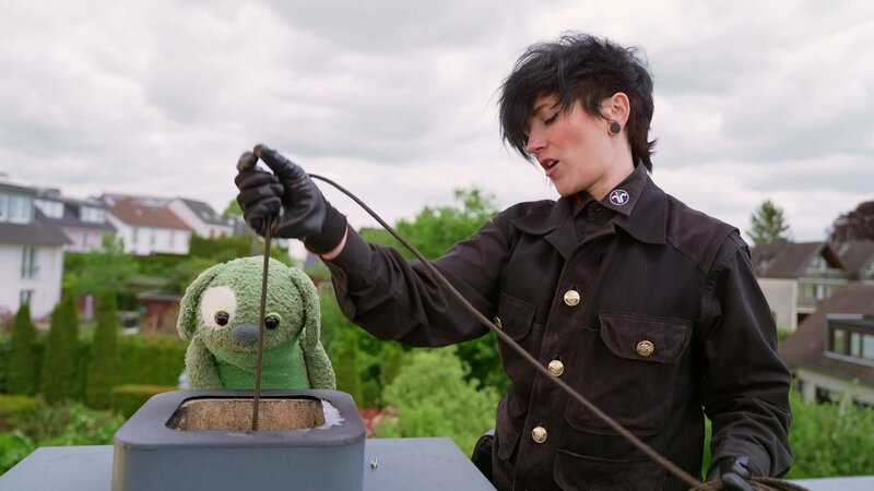 Knolle darf Schornsteinfegerin Jessica bei der Arbeit zuschauen. – Bild: WDR/​Die Sendung mit dem Elefanten