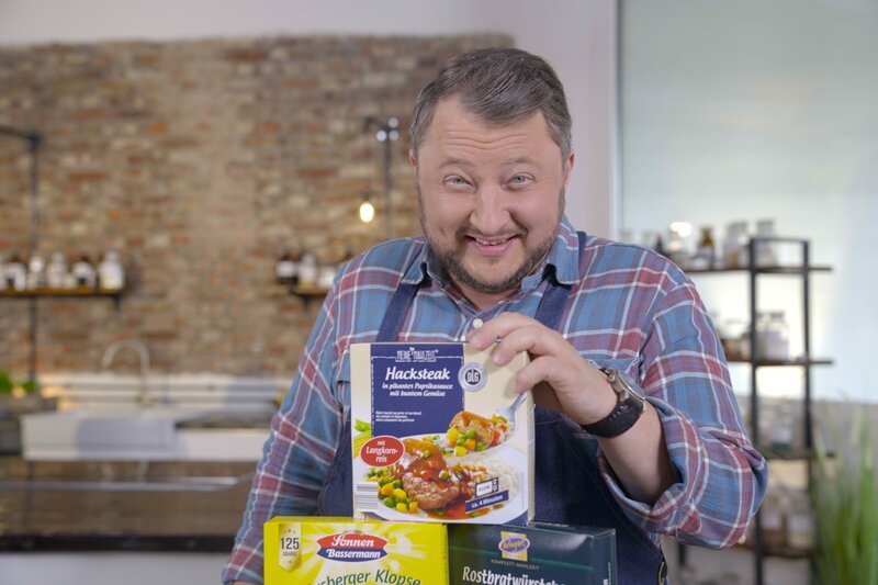 Fix und fertige Mahlzeiten aus der Mikrowelle – was steckt da eigentlich drin? Sebastian Lege zeigt, wie aufwendig Komplett-Menüs hergestellt werden. – Bild: ZDF und Alina Pröckl