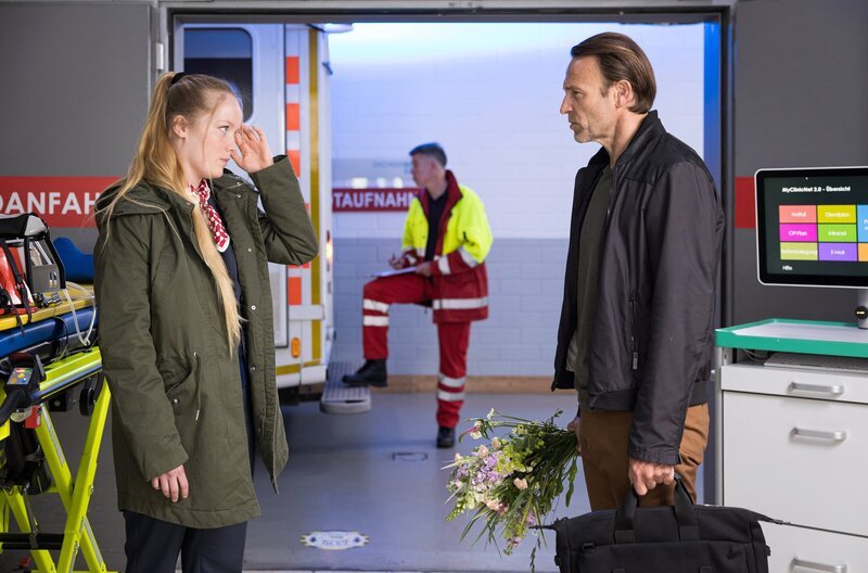 Dr. Ina Schulte (Isabell Gerschke) und Dr. Philipp Brentano (Thomas Koch) haben gerade erfahren, dass Sarah Marquardt und Philipps Frau Arzu mit einer Hochschwangeren im Fahrstuhl stecken geblieben sind. – Bild: MDR/​Saxonia Media/​Rudolf Wernicke