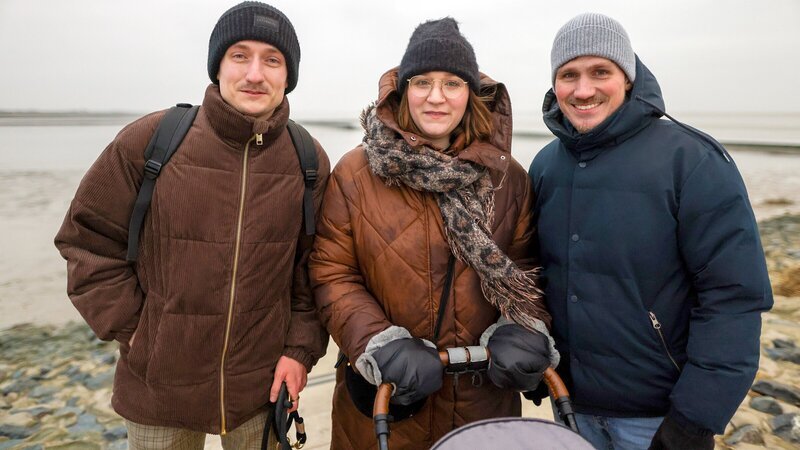Reporter Frank (rechts) Seibert bei Kim und ihrer Familie. – Bild: ZDF und MDR/​HR/​Bilderfest GmbH